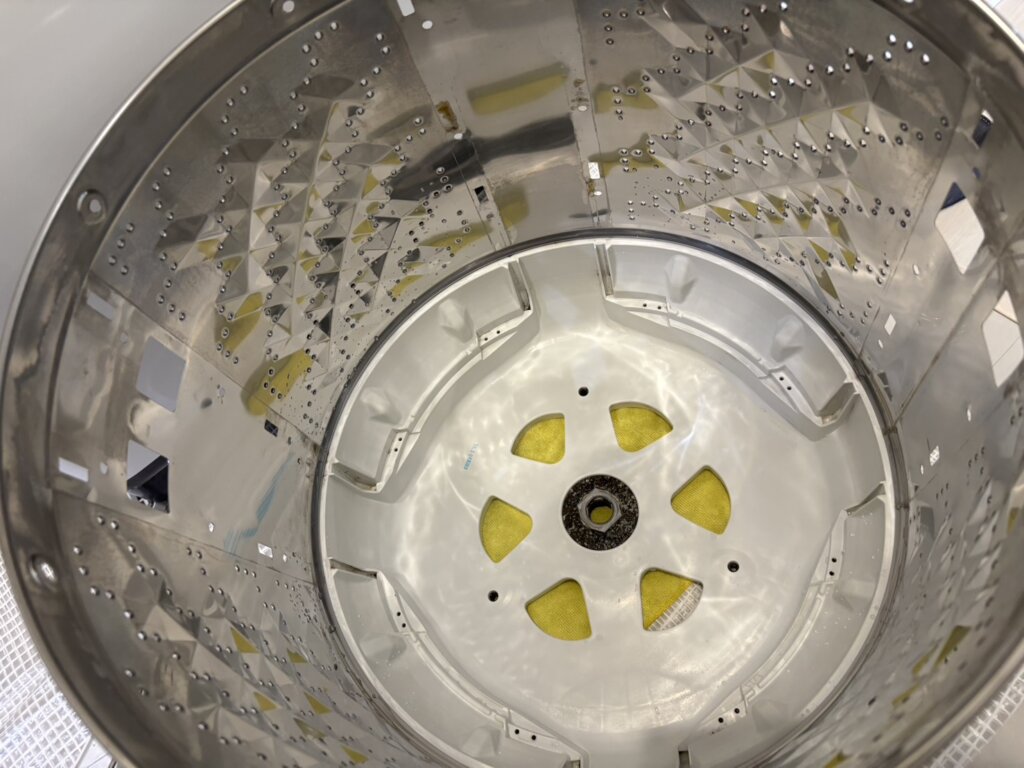 分解して洗浄した洗濯槽