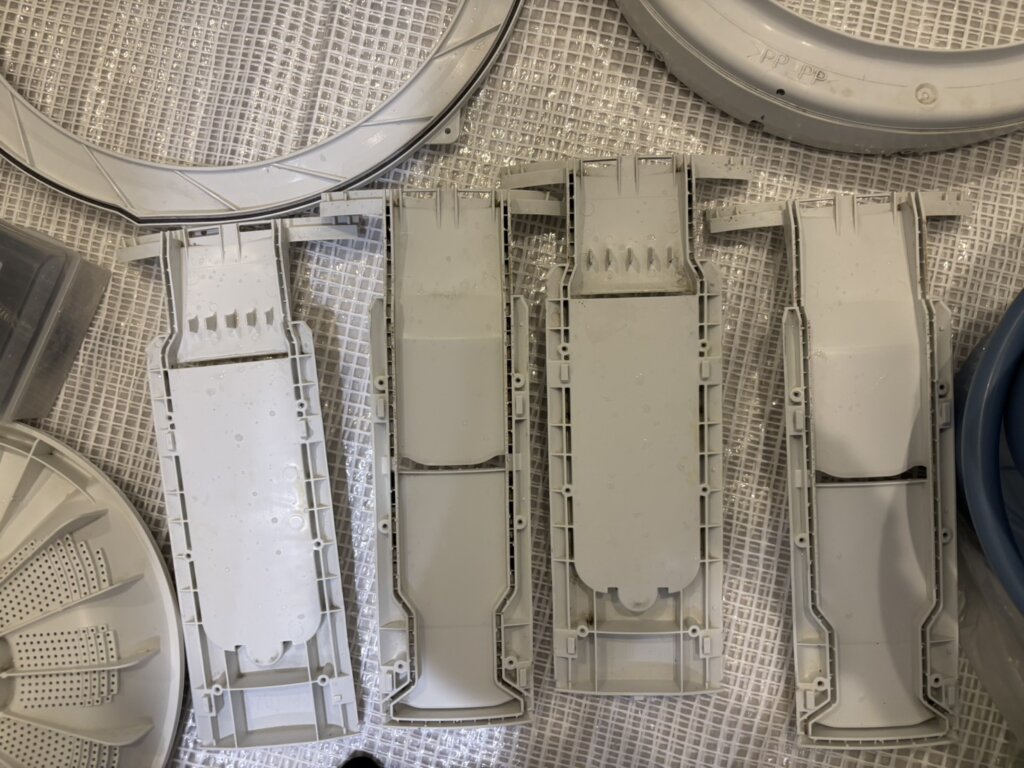 取り外して洗浄した洗濯機の部品